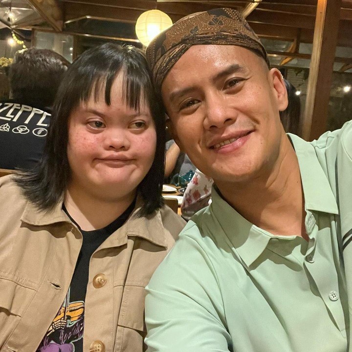 <p>Melalui media sosial, Choky beberapa kali mengunggah potret sang adik. Salah satu yang terbaru, yakni potret berikut. (Foto: Instagram @sitohangchoky)<br /><br /><br /></p>