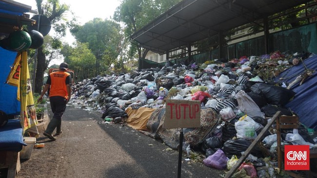 Sampah menggunung di depo pembuangan Jalan Merbabu, Kotabaru, Gondokusuman, Kota Yogyakarta, imbas pembatasan operasional TPA Piyungan.