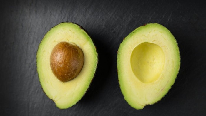 Alpukat secara alami rendah purin dan mengandung lemak tak jenuh tunggal serta vitamin E.17. Komponen ini memiliki efek antiradang dan antioksidan yang dapat membantu mengurangi rasa sakit dan radang.