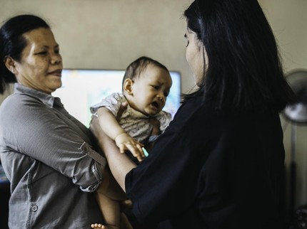 Bantu Merawat Cucu Selama 5 Tahun, Seorang Nenek Tuntut Anak & Menantu Lewat Pengadilan