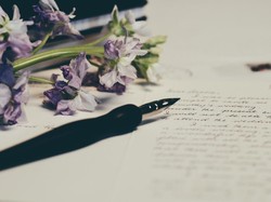 7 Cara Membuat Surat Hari Ibu dan Sederet Contohnya yang Bikin Nangis