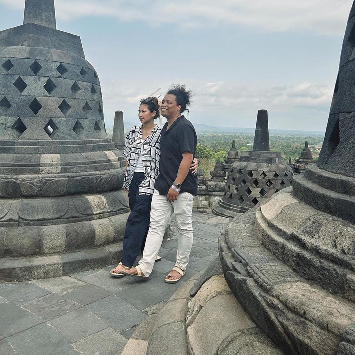 <p>Dalam unggahan tersebut, terdapat beberapa foto yang menggambarkan momen kebahagiaan mereka. Di kolom caption, Arie Kriting juga meninggalkan pesan manis untuk sang istri. (Foto: Instagram @indahpermatasandarie_kriting)<br /><br /><br /></p>