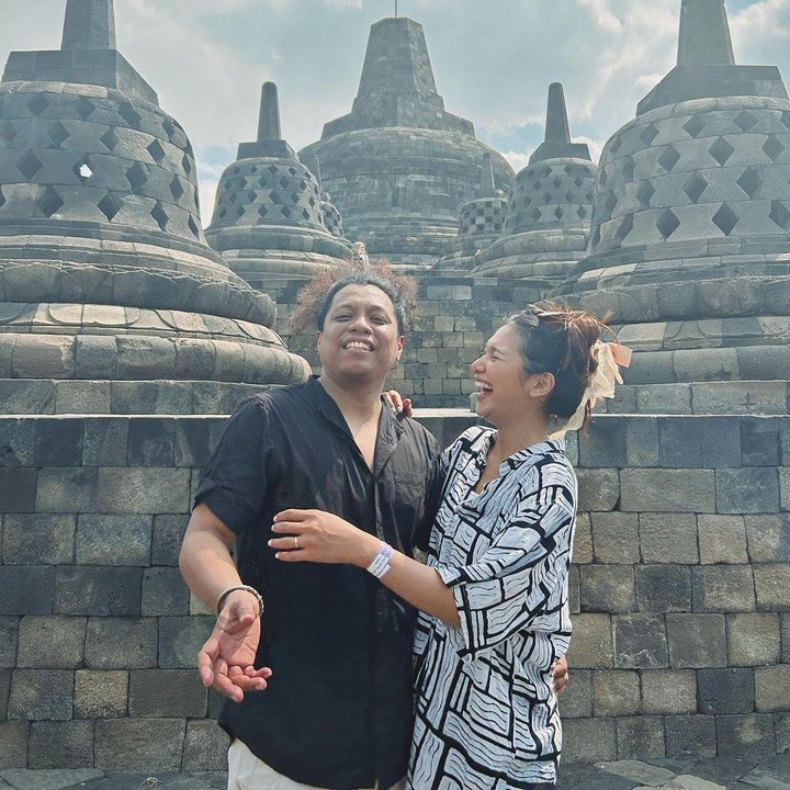 <p>Di sana ia menulis tentang kemisteriusan Candi Borobudur. Namun di ujung kalimat, ada doa yang terselip untuk pernikahan mereka. "Sebagaimana misteriusnya arti kata Borobudur, seperti itu pula kisah kehidupan kita di masa depan Nona. Tapi semoga kita mampu menjalani setiap tingkatannya bersama-sama terus," tulisnya. (Foto: Instagram @indahpermatasandarie_kriting)<br /><br /><br /></p>