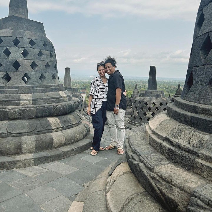 <p>Pasangan Indah Permatasari dan Arie Kriting tampak sedang berlibur dan mengunjungi Candi Borobudur, Bunda. Momen tersebut juga mereka bagikan di akun Instagram Pribadi. (Foto: Instagram @indahpermatasandarie_kriting)<br /><br /><br /></p>