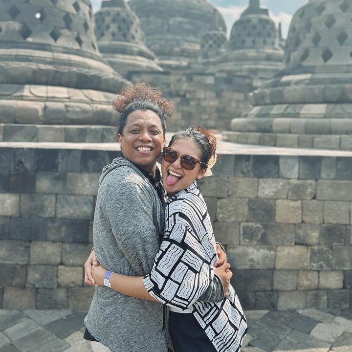 <p>Postingan tersebut kemudian mendapat banyak reaksi dari netizen. Khususnya caption Arie, banyak yang mendoakan agar harapan tersebut terkabul. "Semoga diberkahi bahagia selalu buat ka ary sama ka indahhh.... Aamiin," kata @r.vera*****. (Foto: Instagram @indahpermatasandarie_kriting)<br /><br /><br /></p>