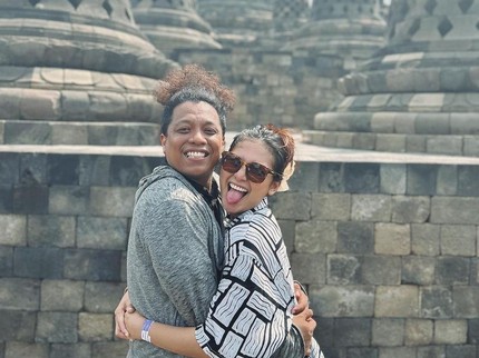 5 Potret Indah Permatasari & Arie Kriting di Borobudur, Berharap Bisa Bersama Selamanya