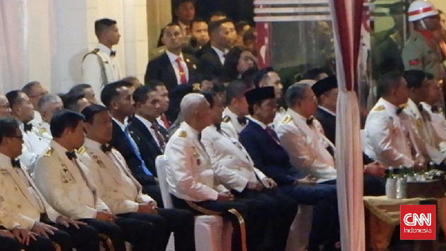 Presiden Joko Widodo duduk diapit Menteri Pertahanan Prabowo Subianto dan Presiden ke-6 RI Susilo Bambang Yudhoyono saat upacara Parade Senja.
