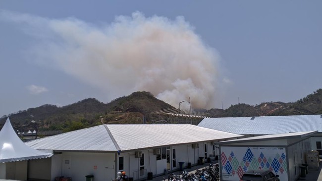 Kebakaran lahan terjadi di dekat sirkuit MotoGP Mandalika. Diduga lahan sengaja dibakar pemilik untuk memulai musim tanam.