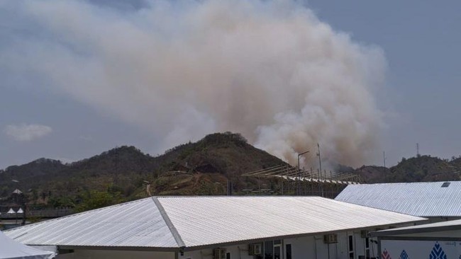 Kebakaran lahan terjadi di Bukit Rangkap, Desa Kuta Mandalika, Lombok yang membuat kru MotoGP heboh jelang MotoGP Mandalika.