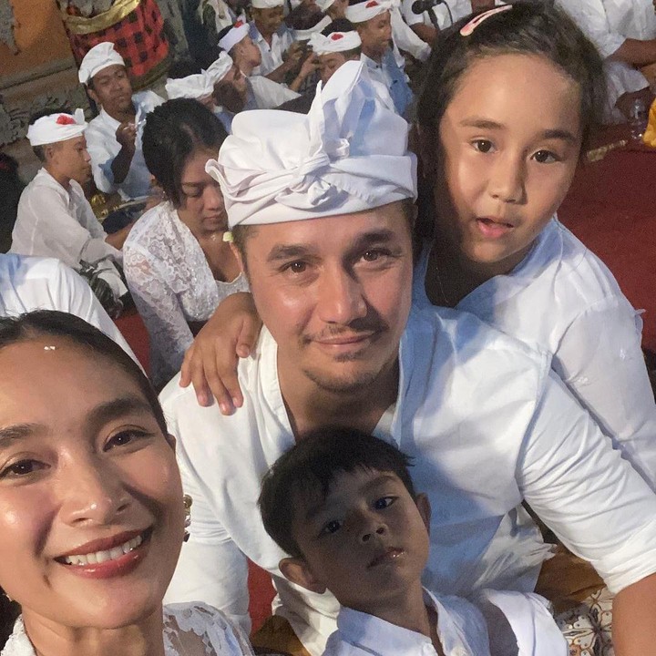 <p>Happy Salma dan Tjok Gus dikaruniai dua anak. Putri pertamanya, Tjokorda Sri Kinandari Kerthyasa, lahir pada 2 April 2015. Sementara anak kedua yang berjenis kelamin laki-laki, Tjokorda Ngurah Rayidaru Kerthyasa, lahir pada 2 September 2018. (Foto: Instagram @happysalma)</p>