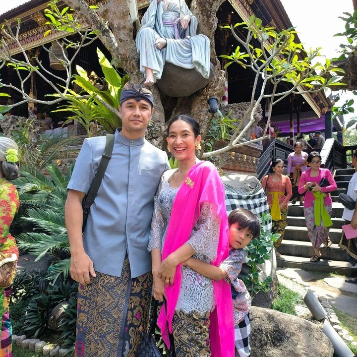 <p>Meski sang suami keturunan bangsawan, Happy Salma dan keluarganya diketahui menjalani hidup sederhana di Bali. (Foto: Instagram @happysalma)</p>