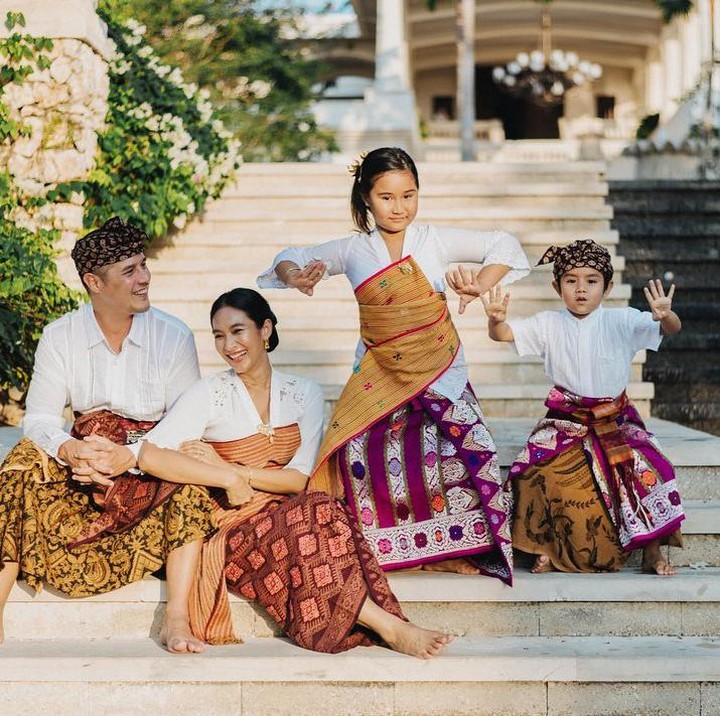 <p>Artis Happy Salma memiliki dua anak dari pernikahannya dengan bangsawan Bali, Tjokorda Bagus Dwi Santana Kertayasa. Anak pertama Happy Salma, Tjokorda Sri Kinandari Kerthyasa, lahir pada tahun 2015. Sementara itu, anak keduanya yang berjenis kelamin laki-laki, Tjokorda Ngurah Rayidaru Kerthyasa. lahir pada tahun 2018. (Foto: Instagram: @happysalma)</p>
