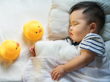 Ternyata Ini Alasan Bayi Suka Menendang Selimutnya