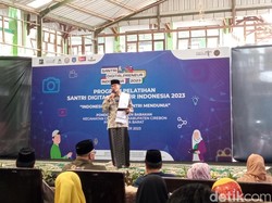 Datang ke Ponpes di Cirebon, Sandiaga Diberi USB Isi Lagu Koplo
