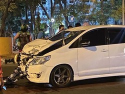 Ngeri Pemotor Bonceng 3 Tewas Ditabrak Innova
