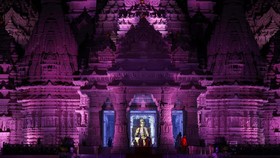 FOTO: Mahakarya Arsitektur Kuil Hindu Terbesar Dunia di New Jersey AS
