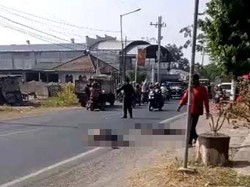 Pasutri Terkapar Usai Tabrak Gandengan Truk Aspal yang Terlepas di Jombang