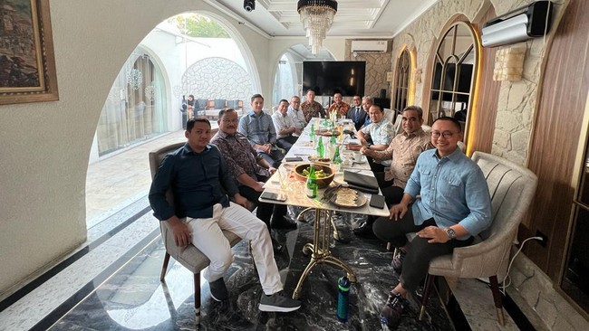 Sekjen parpol koalisi pendukung Prabowo menggelar rapat tertutup hari ini membahas nama-nama cawapres potensial dan tim pemenangan.