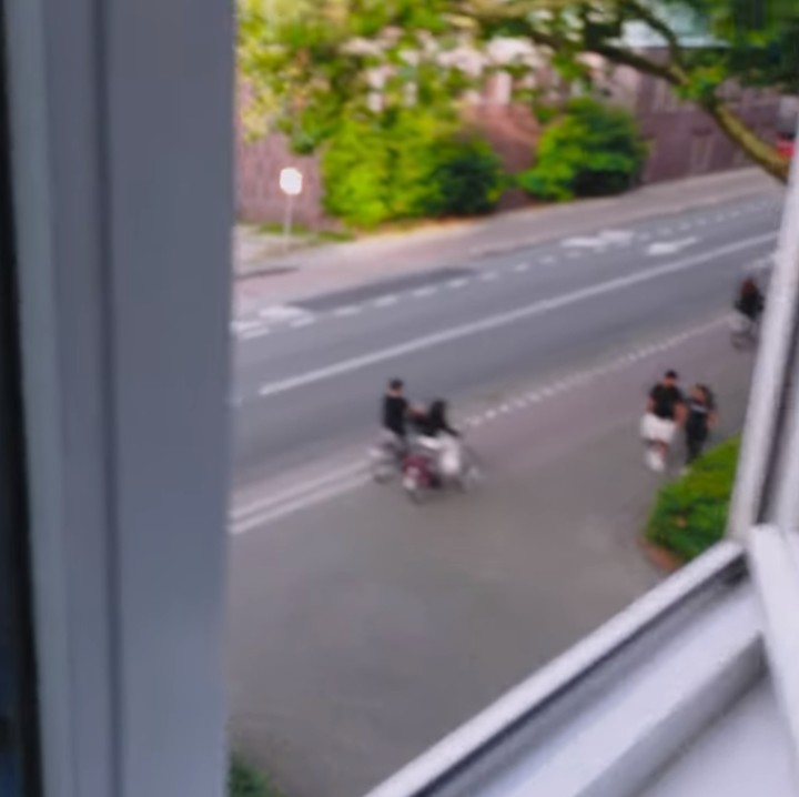 <p>Terakhir, rumah ini juga berdiri tepat di pinggir jalan dan tersedia lahan parkir yang luas, lho. Kita doakan, semoga kuliah S2 Rachel Amanda di Belanda berjalan lancar. (Foto: YouTube Rachel Amanda Aurora)</p>