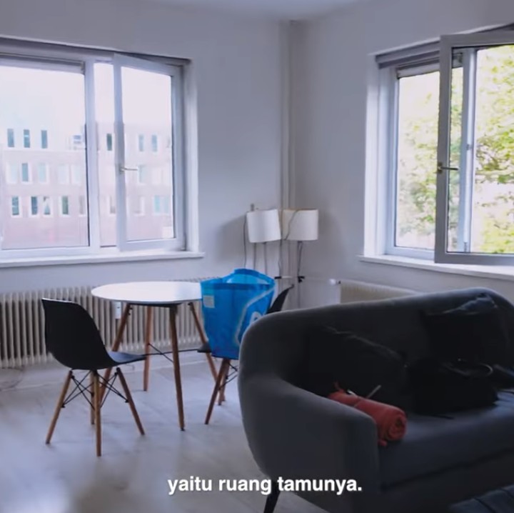 <p>Rachel Amanda merasa beruntung karena rumah ini sudah <em>semi furnished</em>. Katanya, ini menjadi kesempatan untuk mendekorasi rumah sebagaimana yang diinginkannya. (Foto: YouTube Rachel Amanda Aurora)<br /><br /><br /></p>