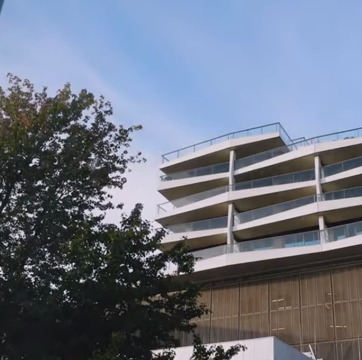 <p>Rumah ini juga berselebelahan dengan mal, Bunda. Menurut Rachel, ini juga menjadi kemudahan yang bisa ia peroleh dari tempat tinggal tersebut. (Foto: YouTube Rachel Amanda Aurora)<br /><br /><br /></p>