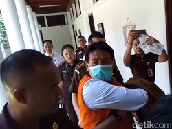 Rektor Udayana Ditahan-Komplotan Pemuda Rusak Lokalisasi gegara PSK