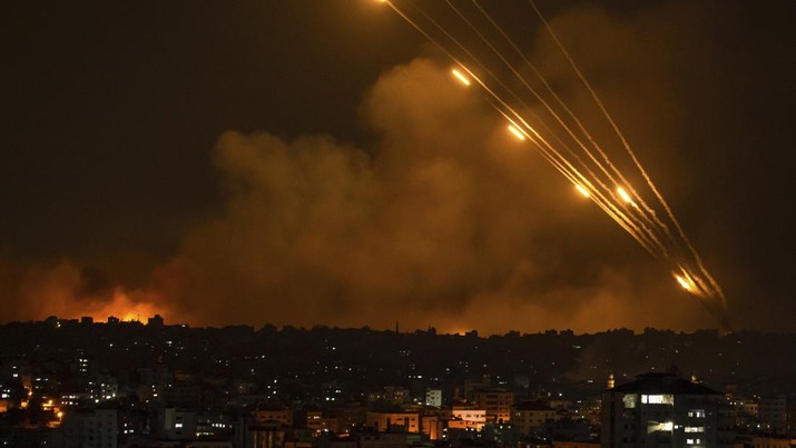 Roket ditembakkan ke arah Israel dari Jalur Gaza, Minggu, 8 Oktober 2023. Penguasa militan Hamas di Jalur Gaza melakukan serangan multi-front yang belum pernah terjadi sebelumnya terhadap Israel. (AP/Fatima Shbair)