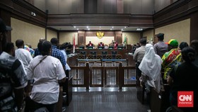 Adik Lukas Enembe Ngotot Minta Hakim Tetap Bacakan Vonis
