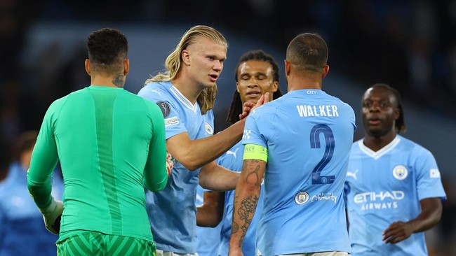 Kyle Walker dan Erling Haaland terlibat keributan dengan salah satu tim pelatih Arsenal usai Manchester City keok di Stadion Emirates, Minggu (8/10).