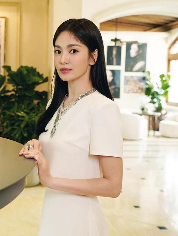 Dalam acara yang berlokasi di Hong Kong tersebut, Song Hye Kyo tampil elegan dalam busana bernuansa dominan putih./ Foto: instagram.com/kyo1122