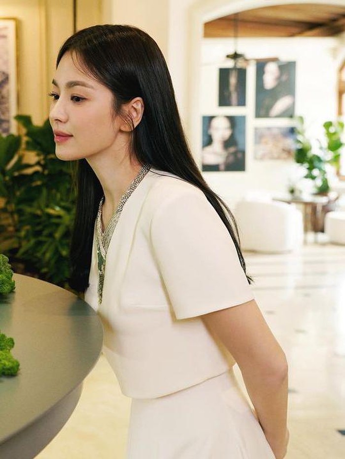 Tak ketinggalan, dirinya juga mengenakan beberapa koleksi perhiasan dari brand Chaumet, Beauties./ Foto: instagram.com/kyo1122