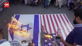 VIDEO: Demo Dukung Palestina, Warga Pakistan Bakar Bendera AS-Israel