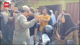 VIDEO: Pilkades Ricuh. Anggota TNI Terkena Lemparan Batu