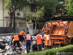 8 Truk-Puluhan Petugas Evakuasi 60 Ton Sampah di Depo Kotabaru Jogja