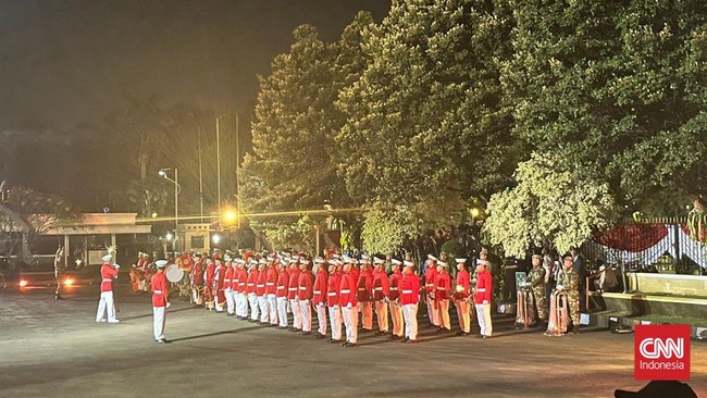 Presiden Jokowi duduk diapit Menhan Prabowo dan Presiden ke-6 RI SBY dalam upacara Parade Senja, Senin (9/10).