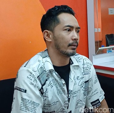 Yama Carlos dan Istri Bahagia Dikaruniai Anak Perempuan