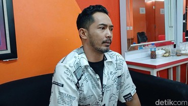 Yama Carlos dan Istri Bahagia Dikaruniai Anak Perempuan
