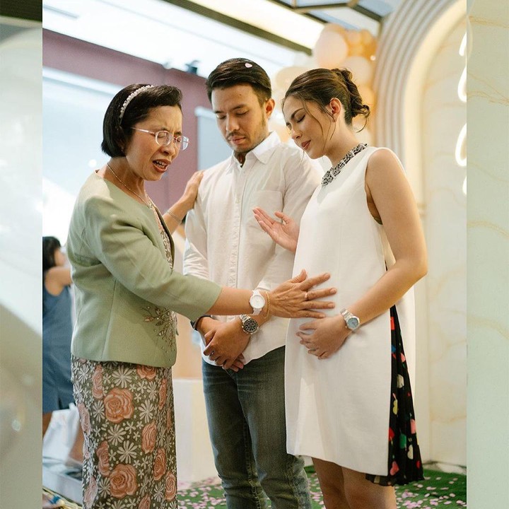 <p>Acara gender reveal anak pertama Mila dan Yakup berlangsung dengan penuh kehangatan bersama orang-orang terkasih. Pada momen tersebut terlihat juga seorang pemuka agama yang tengah mendoakan keselamatan dan kesehatan untuk anak pertama dari pasangan ini. (Foto: Instagram @jscmila)</p>