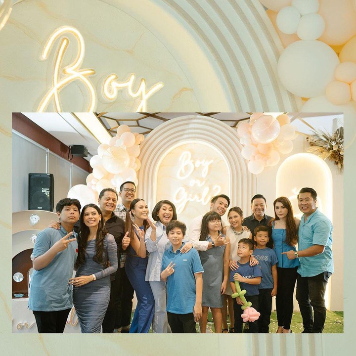 <p>Acara gender reveal ini sekaligus menjadi ajang kumpul keluarga, terlihat keluarga besar Yakup yang turut hadir meramaikan acara ini. Mereka semua hadir dan kompak menggunakan pakaian berwarna biru. (Foto: Instagram: @jscmila)</p>