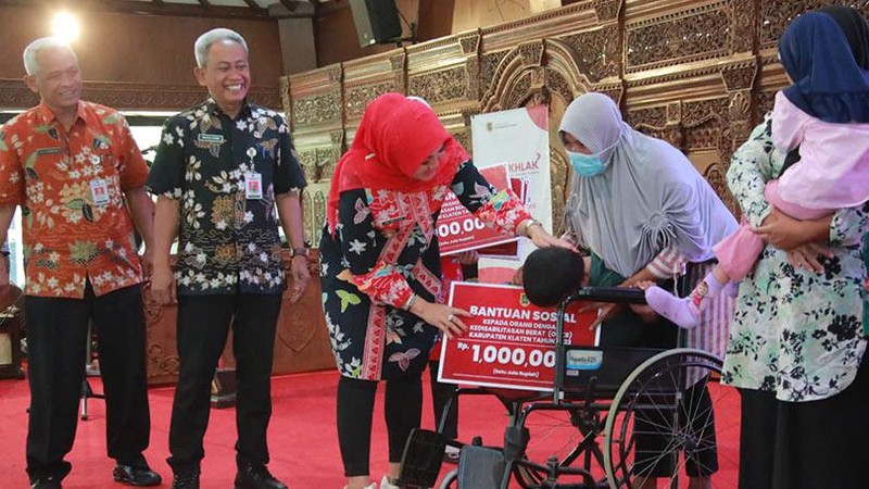 Penyerahan Bansos kepada warga lanjut usia terlantar dan orang dengan kedisabilitasan berat Kab. Klaten tahun 2023 diselenggarakan di Pendopo Kabupaten Klaten.