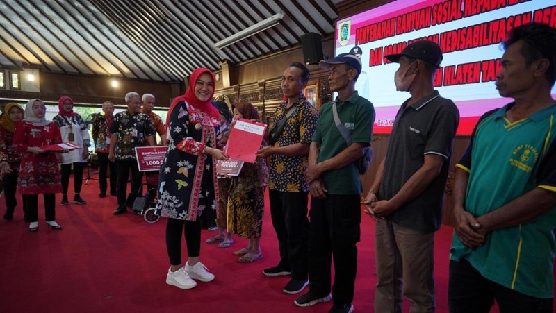 Sebanyak 630 warga lansia terlantar dan 235 orang dengan kedisabilitasan berat (ODKB) di Kab. Klaten menerima bantuan sosial (Bansos) dari pemerintah setempat.