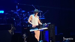 7 Potret Aksi Charlie Puth Manggung di Ancol Pakai Singlet