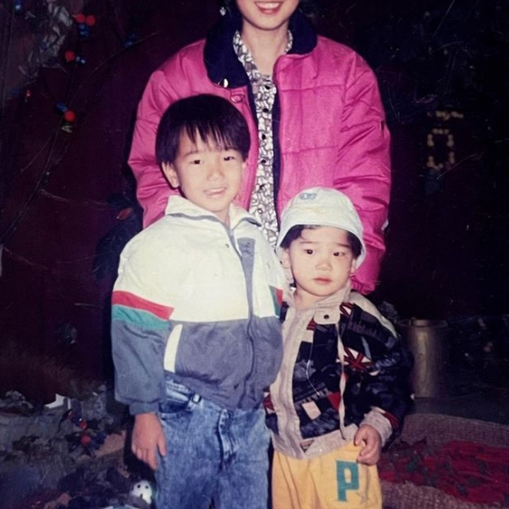 <p>Dalam akun media sosialnya, Yesung seringkali membagikan momen-momen semasa kecil bersama keluarganya, terutama bersama ibunda, lho. Sangat menggemaskan, bukan? (Foto: Instagram @yesung1106)</p>