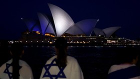FOTO: Cahaya Putih-Biru Menyala di Sejumlah Negara Pendukung Israel