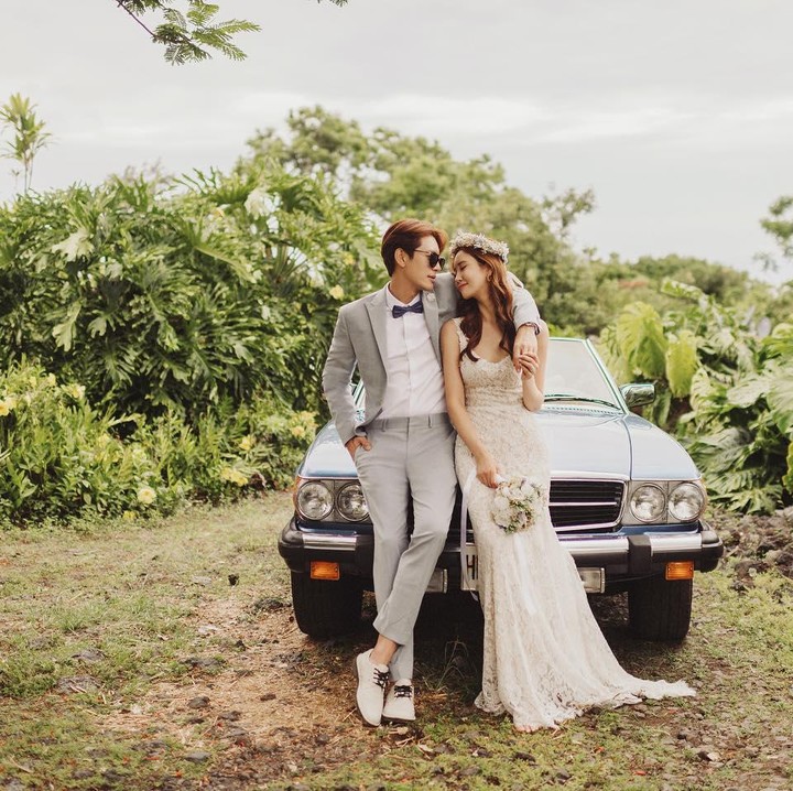 <p>Di foto prewedding ini, aktris Lee Da Hae dan penyanyi Choi Dong Wook, yang mungkin Bunda kenal dengan nama panggungnya Se7en, tampak berpose dengan mesra di depan mobil. Nuansa perkebunan sebagai di foto ini juga menambah estetika foto ini ya, Bunda? (Foto: Instagram @leedahey4eva)</p>