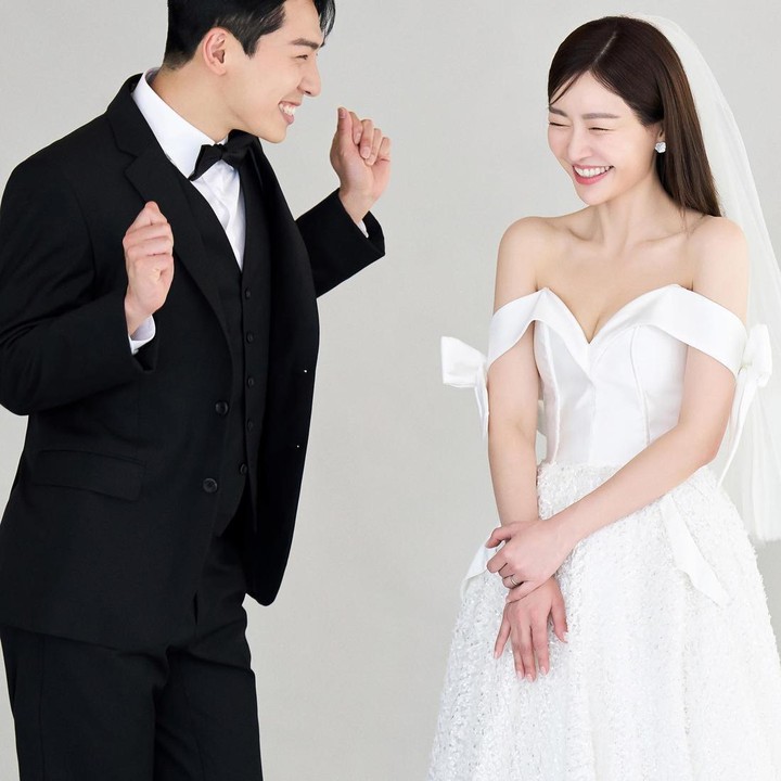 <p>Di foto ini, penyanyi Lady Jane terlihat sedang tertawa girang melihat tingkah laku suaminya, aktor Lim Hyun Tae, yang sedang berbuat usil di hadapan sang istri. Ada-ada saja ya suami barunya Lady Jane. Untung gemesin! (Foto: Instagram @yourladyjane)</p>