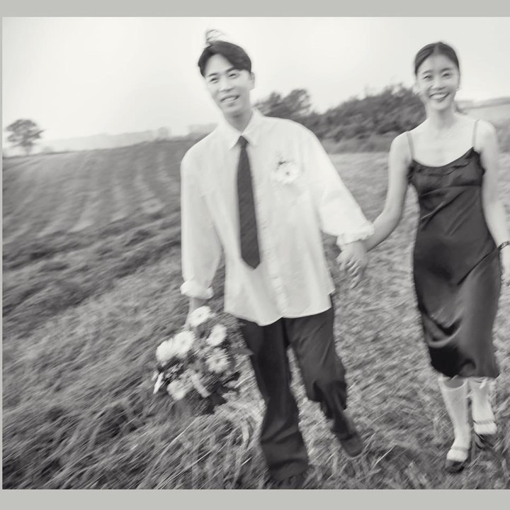 <p>Di foto prewed ini serba hitam-putih ini, aktris dan penyayi Park So Jin dan suaminya, Lee Dong Ha, berpakaian sederhana di atas bukit rerumputan. Foto sangat memunculkan kesan nostalgia dan kebahagiaan ya, Bunda? (Foto: Instagram @ssozi_sojin)</p>