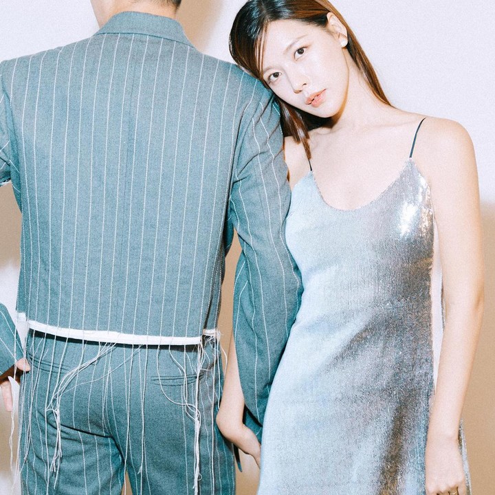 <p>Di foto prewed terbaru ini, penyanyi Song Jo Hee, yang dikenal sebagai Alice, bersandar pada bahu calon suaminya yang membelakangi kamera dengan sengaja. Kira-kira, siapa ya pria berbahu lebar yang akan menjadi suaminya? (Foto: Instagram @hv_alice)</p>