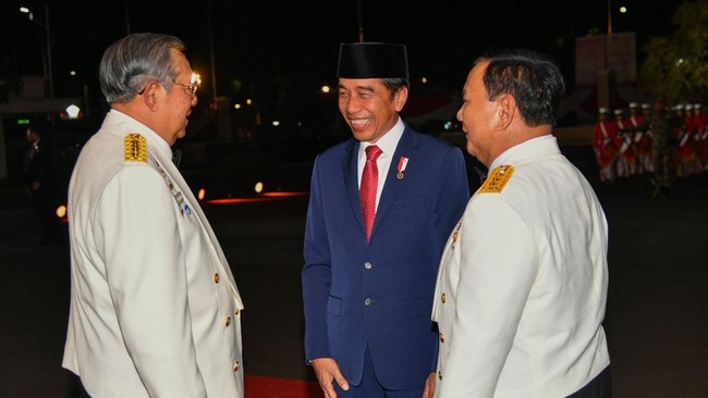 Menhan Prabowo Subianto, Presiden Joko Widodo, dan mantan Presiden Susilo Bambang Yudhoyono tampak menunjukkan keakraban bersama di Parade Senja.
