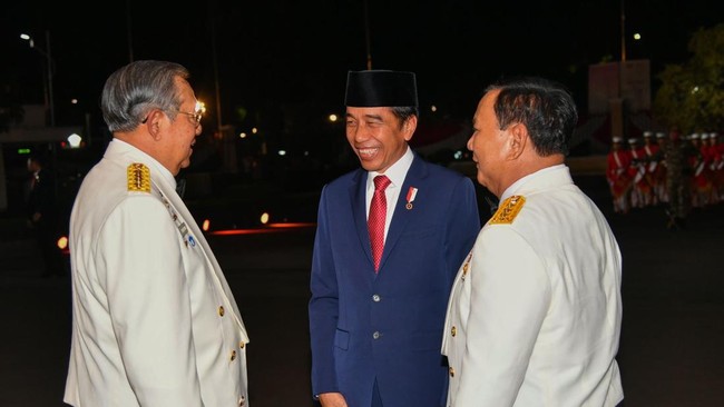 Presiden Joko Widodo didampingi Menhan Prabowo Subianto menunjukkan keakraban bersama Susilo Bambang Yudhoyono (SBY) di acara Parade Senja Dirgahayu TNI ke-78.